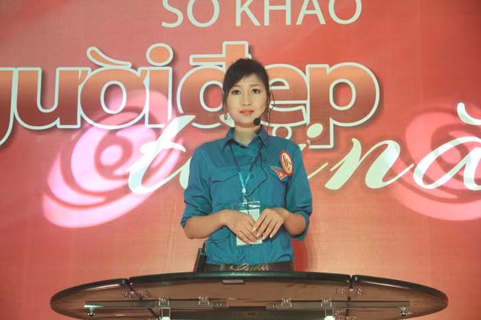 Thiều Thị Linh với bài thuyết trình tái chế vỏ chai nhựa.