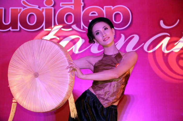 Cô mặc một chiếc yếm hết sức gợi cảm.