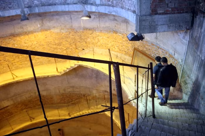 Để các thí sinh hoa hậu lên hình đẹp nhất, thậm chí, Lại Văn Sâm đã đi lên tận đỉnh tòa lâu đài cách mặt đất vài chục mét để chỉ đạo cách đặt góc máy.