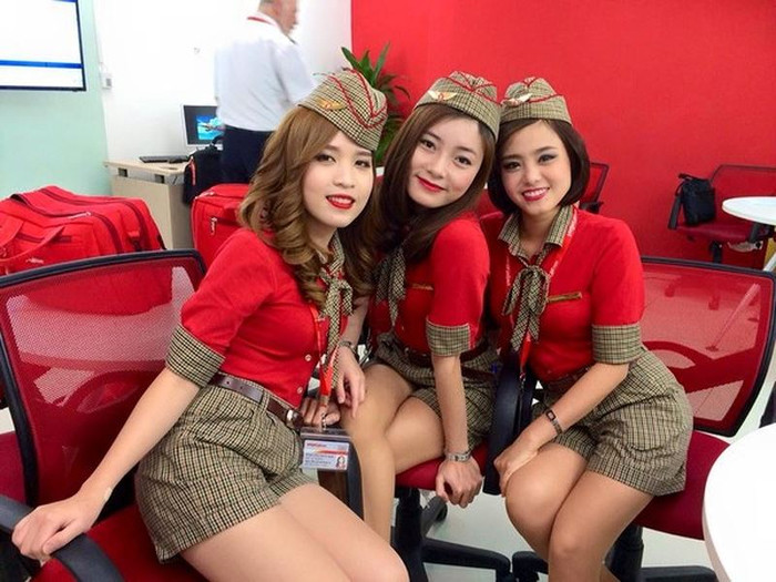 Xinh đẹp với nụ cười luôn nở trên môi, nữ tiếp viên hàng không Vietjet "đốn tim" nhiều hành khách không chỉ hình thức mà cử chỉ, hành động rất đẹp trong lòng hành khách.