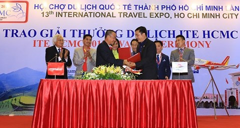 Ông Lưu Đức Khánh - Giám đôc điều hành Vietjet ký kết hợp tác với Sở Du lịch Thành phố Hồ Chí Minh. Ông Lưu Đức Khánh - Giám đôc điều hành Vietjet ký kết hợp tác với Sở Du lịch Thành phố Hồ Chí Minh.