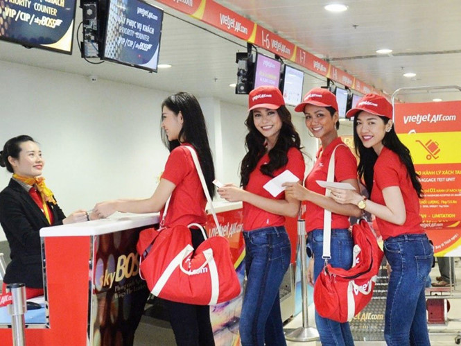 Hoa hậu Hoàn vũ Việt Nam 2017 H’Hen Niê (thứ hai từ phải sang), Á hậu 2 Mâu Thủy (thứ ba từ phải sang) luôn rạng rỡ nụ cười suốt hành trình cùng Hoa hậu Hoàn vũ Việt Nam 2017. Hoa hậu Hoàn vũ Việt Nam 2017 H’Hen Niê (thứ hai từ phải sang), Á hậu 2 Mâu Thủy (thứ ba từ phải sang) luôn rạng rỡ nụ cười suốt hành trình cùng Hoa hậu Hoàn vũ Việt Nam 2017.