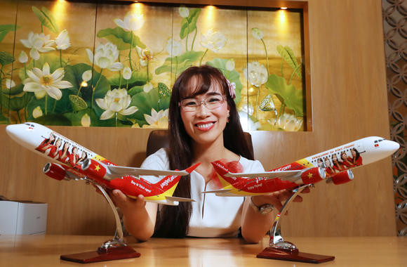Tổng giám đốc Hãng hàng không thế hệ mới Vietjet - nữ tỷ phú Nguyễn Thị Phương Thảo. Tổng giám đốc Hãng hàng không thế hệ mới Vietjet - nữ tỷ phú Nguyễn Thị Phương Thảo.