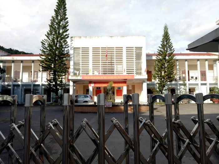 Tổ công tác của Bộ Giáo dục và Đào tạo thông tin có 5 người liên quan, trong đó có 4 người đang công tác tại Sở Giáo dục và Đào tạo và 1 hiệu phó trường trung học phổ thông Tô Hiệu. Ảnh: Vũ Phương. Tổ công tác của Bộ Giáo dục và Đào tạo thông tin có 5 người liên quan, trong đó có 4 người đang công tác tại Sở Giáo dục và Đào tạo và 1 hiệu phó trường trung học phổ thông Tô Hiệu. Ảnh: Vũ Phương.