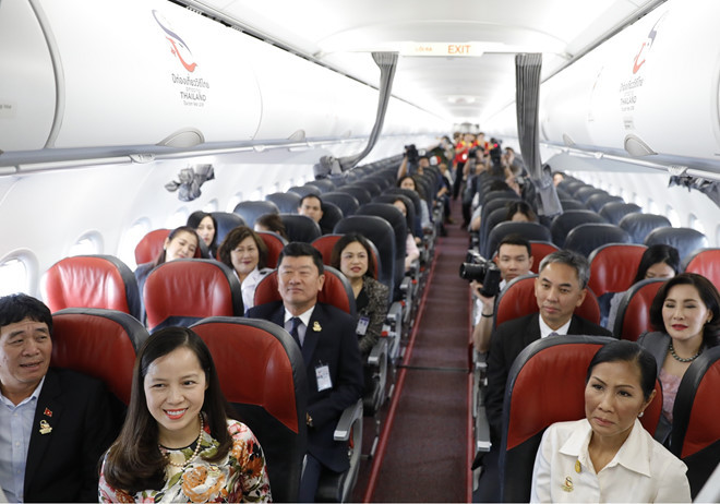 Những hành khách vinh dự trên chuyến bay đầu tiên mang biểu tượng du lịch Thái Lan. Những hành khách vinh dự trên chuyến bay đầu tiên mang biểu tượng du lịch Thái Lan.