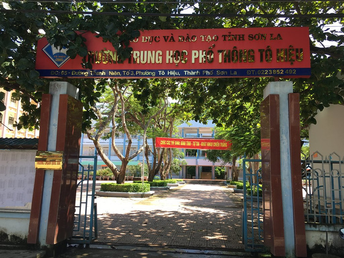 Tại điểm thi Trường trung học phổ thông Tô Hiệu (Sơn La) được phụ huynh, giáo viên phản ánh có nhiều điểm thi cao bất thường, đáng nói có nhiều thí sinh tự do điểm cao chót vót dù đã tốt nghiệp nhiều năm. Ảnh: Vũ Phương Tại điểm thi Trường trung học phổ thông Tô Hiệu (Sơn La) được phụ huynh, giáo viên phản ánh có nhiều điểm thi cao bất thường, đáng nói có nhiều thí sinh tự do điểm cao chót vót dù đã tốt nghiệp nhiều năm. Ảnh: Vũ Phương
