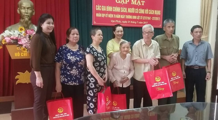 Quận Hà Đông thăm, tặng quà đối tượng chính sách tiêu biểu nhân kỷ niệm 70 năm ngày Thương binh liệt sỹ. Năm nay Hà Nội vẫn dự kiến chi trên 103 tỷ đồng nhân kỷ niệm 71 năm ngày Thương Binh - Liệt sỹ. Ảnh: Cổng thông tin điện tử phường Vạn Phúc - Hà Đông. Quận Hà Đông thăm, tặng quà đối tượng chính sách tiêu biểu nhân kỷ niệm 70 năm ngày Thương binh liệt sỹ. Năm nay Hà Nội vẫn dự kiến chi trên 103 tỷ đồng nhân kỷ niệm 71 năm ngày Thương Binh - Liệt sỹ. Ảnh: Cổng thông tin điện tử phường Vạn Phúc - Hà Đông.