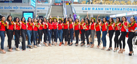 Dàn thí sinh thi Hoa hậu Hoàn vũ 2017 được chào đón tại Thành phố biển Nha Trang. Dàn thí sinh thi Hoa hậu Hoàn vũ 2017 được chào đón tại Thành phố biển Nha Trang.