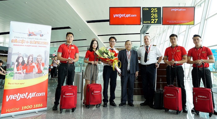 Phó Tổng giám đốc Vietjet Nguyễn Đức Tâm chúc mừng Phi công, tiếp viên Vietjet chuyến bay đầu tiền kết nối hai thành phố xinh đẹp Hà Nội - Đài Trung. Phó Tổng giám đốc Vietjet Nguyễn Đức Tâm chúc mừng Phi công, tiếp viên Vietjet chuyến bay đầu tiền kết nối hai thành phố xinh đẹp Hà Nội - Đài Trung.