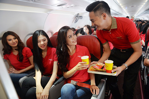Trên tàu bay Vietjet, các thí sinh được tận hưởng trải nghiệm bay thú vị, được phục vụ thức ăn và thoải mái chụp ảnh và tặng quà lưu niệm. Trên tàu bay Vietjet, các thí sinh được tận hưởng trải nghiệm bay thú vị, được phục vụ thức ăn và thoải mái chụp ảnh và tặng quà lưu niệm.