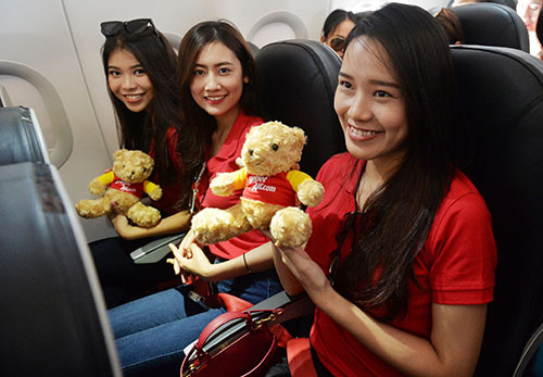 Dàn người đẹp được chào đón ngay từ khi đến sân bay và rất hào hứng khi được bay và nhận nhiều quà tặng thú vị cùng Vietjet.
