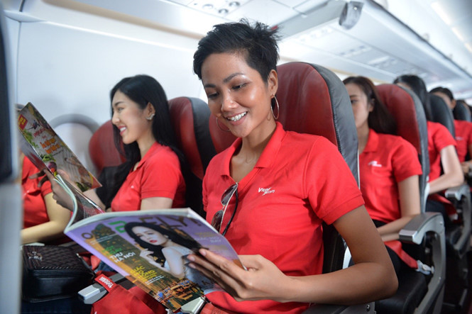 Hoa hậu H’Hen Niê trên chuyến bay của Vietjet. Hoa hậu H’Hen Niê trên chuyến bay của Vietjet.