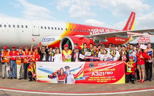 Tổng giám đốc Vietjet - bà Nguyễn Thị Phương Thảo cùng đội ngũ cán bộ, nhân viên hãng đón tàu bay mới A321neo hiện đại. Ảnh: Vietjet.
