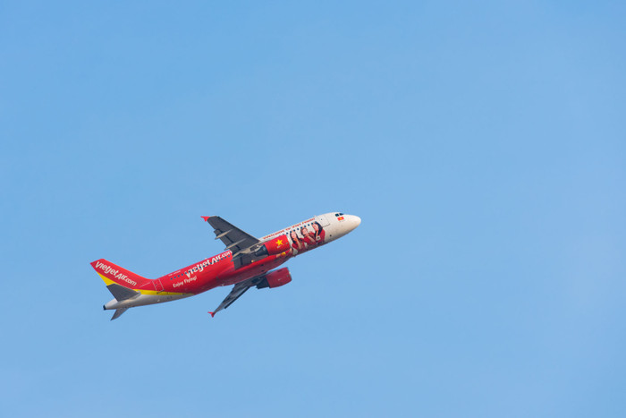 Theo đại diện Vietjet Air, tình huống máy bay phại hạ cánh khẩn cấp sẽ gây thiệt hại lớn cho hãng hàng không và ảnh hưởng đến hành khách khác, song an toàn của khách được đặt lên hàng đầu.