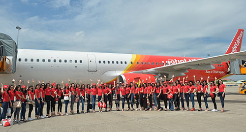 63 người đẹp thi Hoa hậu hoàn vũ rực rỡ trong sắc đỏ của Vietjet.