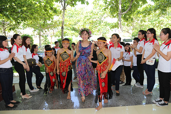 Bà Nguyễn Thị Phương Thảo, Tổng giám đốc Vietjet, Phó Chủ tịch thường trực Hội đồng quản trị HDBank với trẻ em nghèo trong ngày quốc tế Lao động 1/5.