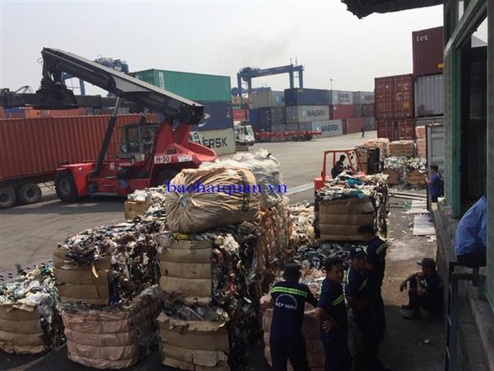 Việt Nam có nguy cơ trở thành bãi rác của thế giới nếu không có những biện pháp mạnh ngăn chặn những container phế thải từ nước ngoài vào. Ảnh: báo hải quan Việt Nam có nguy cơ trở thành bãi rác của thế giới nếu không có những biện pháp mạnh ngăn chặn những container phế thải từ nước ngoài vào. Ảnh: báo hải quan