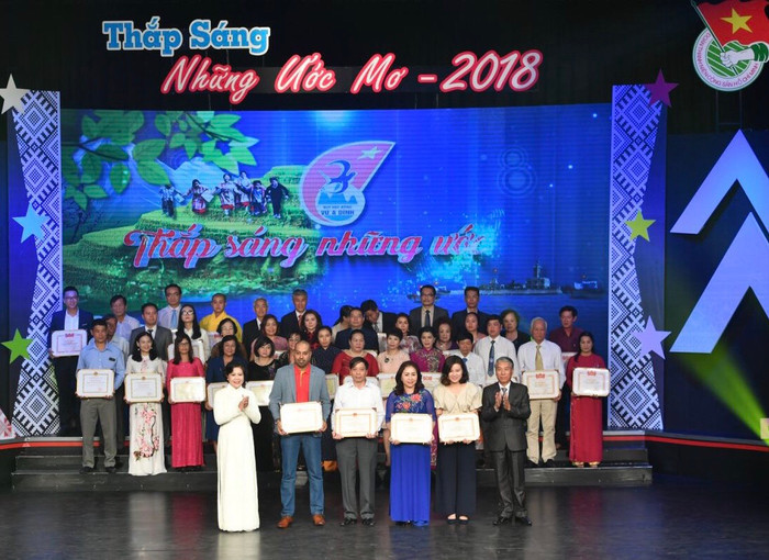 Đây là năm thứ 5 liên tiếp Vietjet đồng hành cùng Quỹ học bỏng Vừ A Dính.