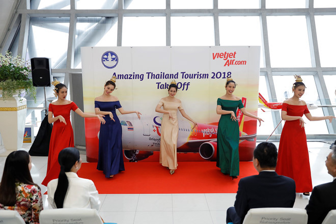 Một tiết mục múa truyền thống Thái Lan trong ngày ra mắt. Một tiết mục múa truyền thống Thái Lan trong ngày ra mắt.