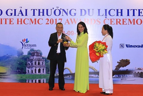 Bà Nguyễn Thị Thu - Thành ủy viên, Phó Chủ tịch Uỷ ban nhân dân Thành phố Hồ Chí Minh trao giải "Hãng Hàng không chi phí thấp được yêu thích nhất" cho Ông Lưu Đức Khánh - Giám đốc Điều hành Vietjet tại Hội chợ Du lịch quốc tế ITE HCMC 2017. Bà Nguyễn Thị Thu - Thành ủy viên, Phó Chủ tịch Uỷ ban nhân dân Thành phố Hồ Chí Minh trao giải "Hãng Hàng không chi phí thấp được yêu thích nhất" cho Ông Lưu Đức Khánh - Giám đốc Điều hành Vietjet tại Hội chợ Du lịch quốc tế ITE HCMC 2017.