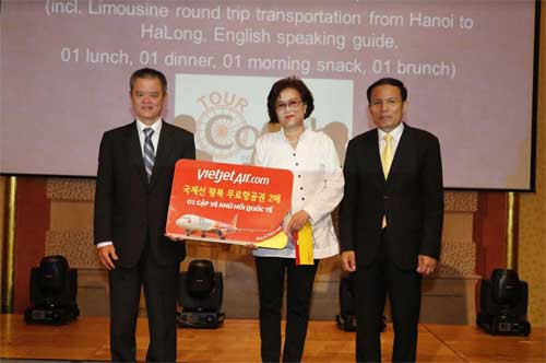 Khách mời tham dự ngày hội du lịch được thưởng thức các màn trình diễn nghệ thuật, nhận quà tặng, và đặc biệt được tham gia rút thăm trúng thưởng là các cặp vé máy bay quốc tế của Vietjet.