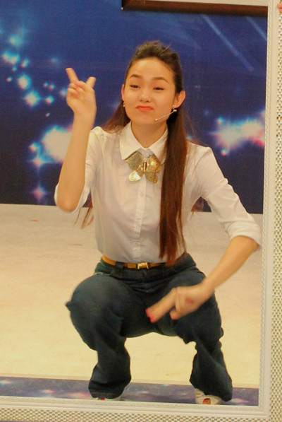 Trong vòng hai phút, cô phải tạo được 10 dáng khác nhau trước ống kính như các thí sinh của cuộc thi tìm kiếm người mẫu đình đám. Trong vòng hai phút, cô phải tạo được 10 dáng khác nhau trước ống kính như các thí sinh của cuộc thi tìm kiếm người mẫu đình đám.