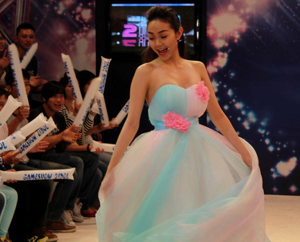 Nữ ca sĩ tung bay váy khiến tiết mục biểu diễn thêm phần rộn ràng. Nữ ca sĩ tung bay váy khiến tiết mục biểu diễn thêm phần rộn ràng.