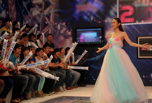 Minh Hằng vừa hát bài hit 'Sắc môi em hồng' bằng giọng chipmuk, vừa tự múa minh họa. Minh Hằng vừa hát bài hit 'Sắc môi em hồng' bằng giọng chipmuk, vừa tự múa minh họa.