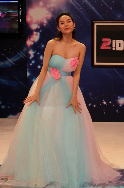 Cô rất xinh tươi, hồn nhiên và nhiệt tình. Cô rất xinh tươi, hồn nhiên và nhiệt tình.