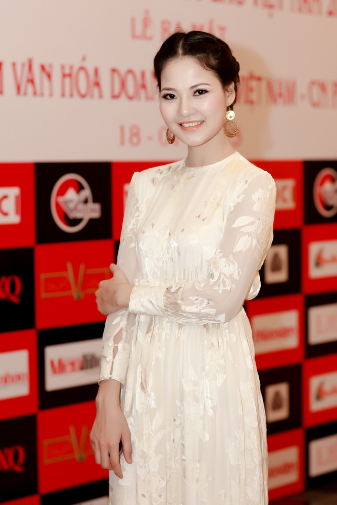 Trần Thị Quỳnh với hình ảnh của một người đẹp hạnh phúc khi cô luôn có gia đình đi cùng trong các sự kiện. Trần Thị Quỳnh với hình ảnh của một người đẹp hạnh phúc khi cô luôn có gia đình đi cùng trong các sự kiện.