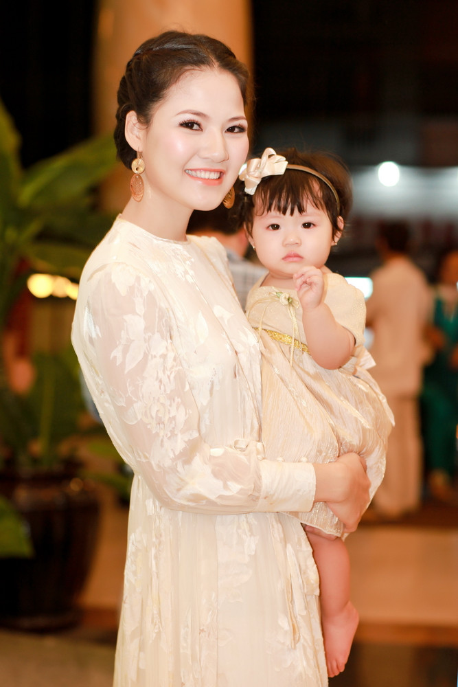 Khá bất ngờ khi cô bế con gái Cherry đến sự kiện. Con gái có nhiều nét giống mẹ. Khá bất ngờ khi cô bế con gái Cherry đến sự kiện. Con gái có nhiều nét giống mẹ.