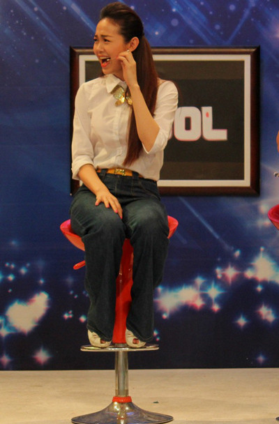 Trong buổi quay hình, Minh Hằng còn trổ tài kể 3 câu chuyện 'Tấm Cám', 'Thúy Kiều', 'Romeo và Julliette' chỉ bằng một hơi làm nhiều người thán phục. Trong buổi quay hình, Minh Hằng còn trổ tài kể 3 câu chuyện 'Tấm Cám', 'Thúy Kiều', 'Romeo và Julliette' chỉ bằng một hơi làm nhiều người thán phục.