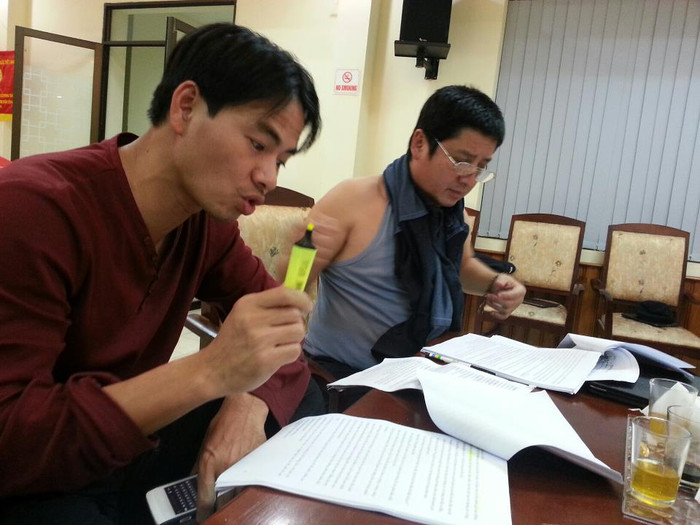 Chí Trung, Xuân Bắc học lời thoại. Chí Trung, Xuân Bắc học lời thoại.