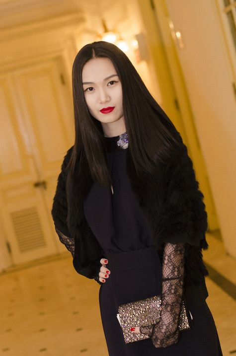 Tống Diệu Hằng đi xem nhạc với trang phục đen sang trọng. Tống Diệu Hằng đi xem nhạc với trang phục đen sang trọng.