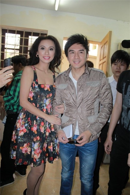 Dù là phong cách đơn giản hơn, nhưng cô vẫn rất "chăm" update các xu hướng mới, điển hình như chiếc váy họa tiết tapestry duyên dáng này. Dù là phong cách đơn giản hơn, nhưng cô vẫn rất "chăm" update các xu hướng mới, điển hình như chiếc váy họa tiết tapestry duyên dáng này.