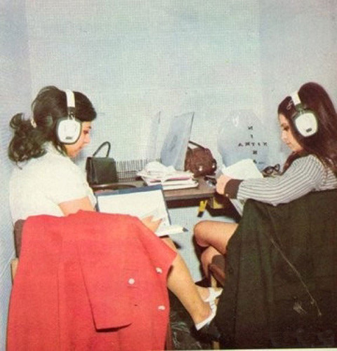 Từ trong văn phòng...