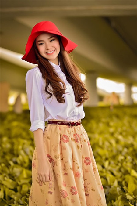 Kín đáo, nhẹ nhàng và thanh lịch nhưng Minh Hằng vẫn rất cuốn hút và trẻ trung.