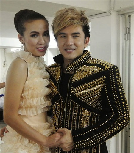 Có thể thấy rằng trước kia và bây giờ, Huyền Ny vẫn rất ưa thích phong cách nữ tính, cầu kì nhưng lại hơi có phần diêm dúa. Có thể thấy rằng trước kia và bây giờ, Huyền Ny vẫn rất ưa thích phong cách nữ tính, cầu kì nhưng lại hơi có phần diêm dúa.