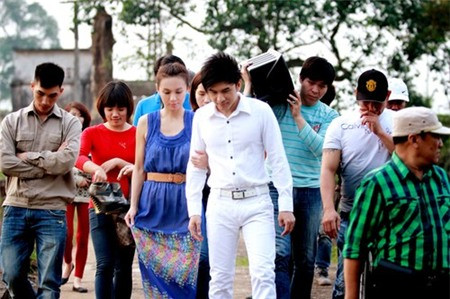 Ngoài những lúc lộng lẫy, cầu kì trên sân khấu hay sự kiện lớn, thì cũng có lúc trông Huyền Ny khá nhẹ nhàng với những bộ váy có màu sắc tươi tắn Ngoài những lúc lộng lẫy, cầu kì trên sân khấu hay sự kiện lớn, thì cũng có lúc trông Huyền Ny khá nhẹ nhàng với những bộ váy có màu sắc tươi tắn