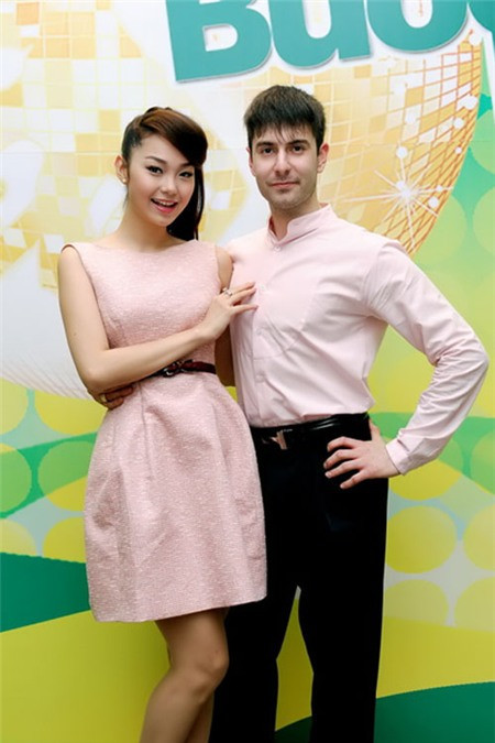 Chiếc váy cocktail được thiết kế vô cùng đơn giản trên nền gam màu hồng nhạt, xếp phồng nhưng vẫn khiến người đẹp thu hút mọi ánh nhìn.