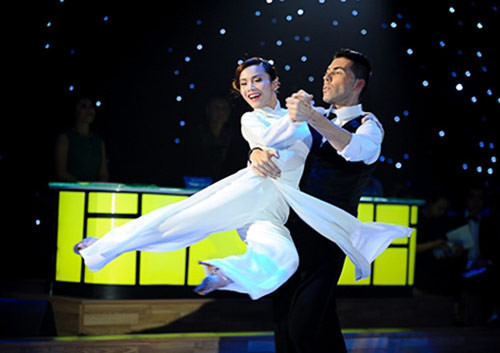 Yến Trang gây ấn tượng với chiếc áo dài tinh khôi