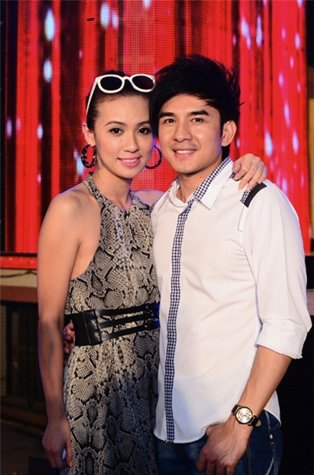 Dù vậy, cũng có lúc Huyền Ny chọn cho mình phong cách sang trọng cùng những kiểu dài/midi chiết eo thanh nhã. Khi thì ấn tượng cùng váy họa tiết da rắn phối cùng khuyên tai ton-sur-ton và thắt lưng da to bản. Dù vậy, cũng có lúc Huyền Ny chọn cho mình phong cách sang trọng cùng những kiểu dài/midi chiết eo thanh nhã. Khi thì ấn tượng cùng váy họa tiết da rắn phối cùng khuyên tai ton-sur-ton và thắt lưng da to bản.