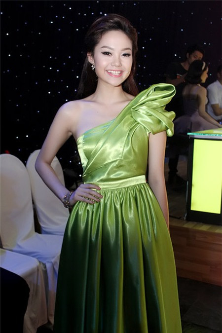 Minh Hằng thu hút mọi ánh nhìn với chiếc váy màu xanh lá mạ tươi tắn với khối xếp phồng 3D độc đáo lệch vai. Chiếc váy xòe bồng được làm từ chất liệu lụa mềm giúp Minh Hằng xinh như công chúa.