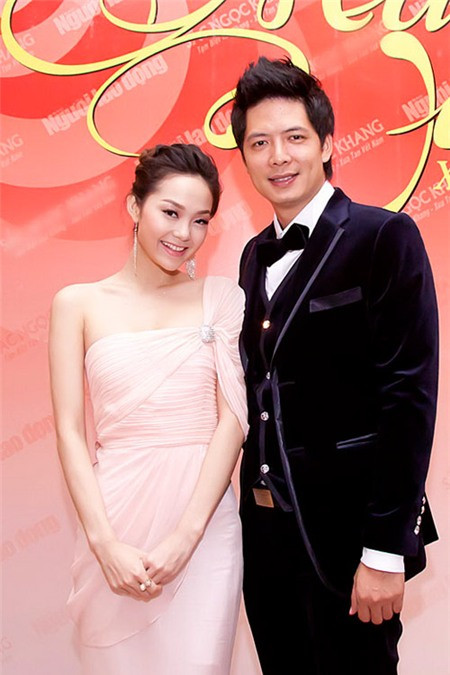 Chiếc váy màu hồng phấn lệch vai với những đường xếp ly đầy nữ tính trên nền vải chiffon tôn vẻ đẹp dịu dàng.