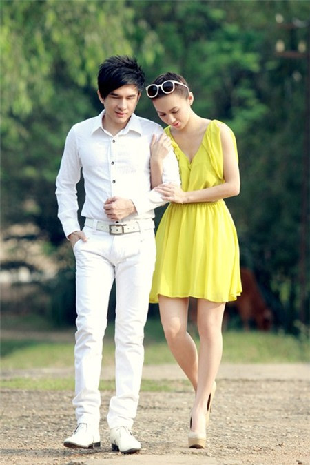 Váy liền ngắn màu vàng sáng với chất liệu mềm mại, đơn giản nhưng cũng thật nữ tính. Váy liền ngắn màu vàng sáng với chất liệu mềm mại, đơn giản nhưng cũng thật nữ tính.