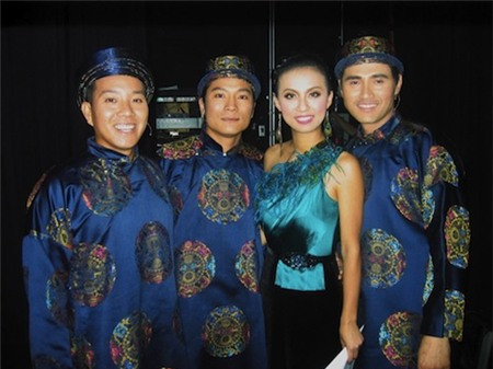 Tuy nhiên trước đó, sự diêm dúa đó đã khiến cô trông hơi kém sang trọng. Ví dụ như chiếc đầm dạ hội bằng vải satin màu xanh ngọc này, với chi tiết đính lông cùng tone ở cổ và thắt lưng đen đính đá nặng nề. Tuy nhiên trước đó, sự diêm dúa đó đã khiến cô trông hơi kém sang trọng. Ví dụ như chiếc đầm dạ hội bằng vải satin màu xanh ngọc này, với chi tiết đính lông cùng tone ở cổ và thắt lưng đen đính đá nặng nề.