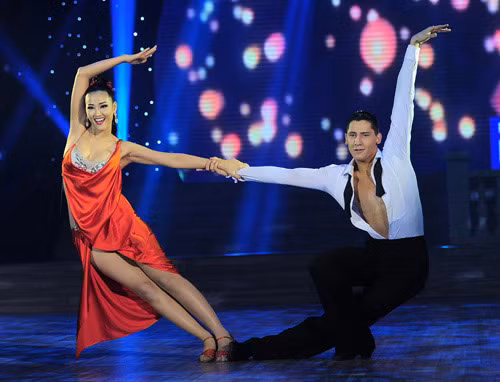 Chỉ thi thoảng, Maya khoản đãi công chúng một bữa tiệc khoe cơ thể sexy tột đỉnh