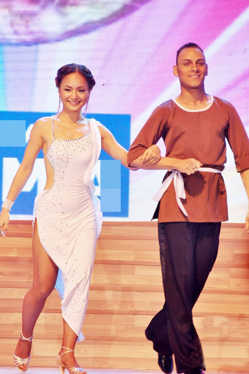 Lan Phương khiến công chúng mãn nhãn vì khoảng hở đẹp