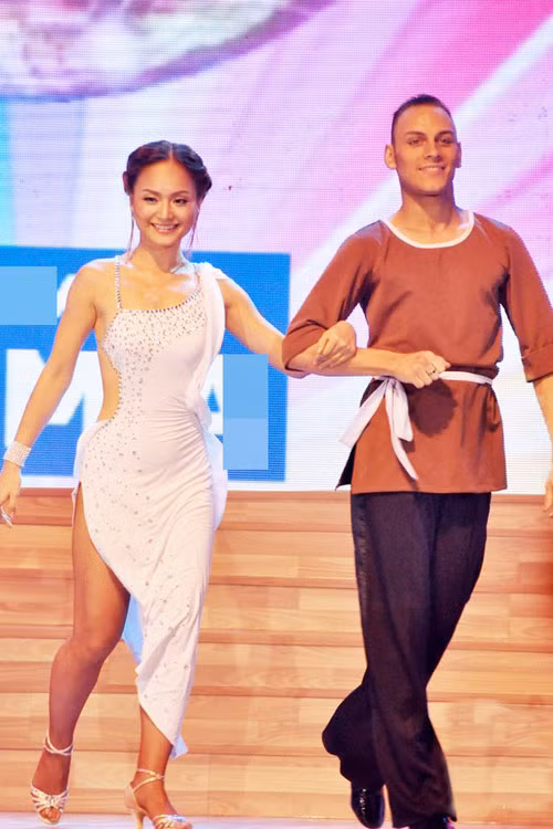 Lan Phương khiến công chúng mãn nhãn vì khoảng hở đẹp