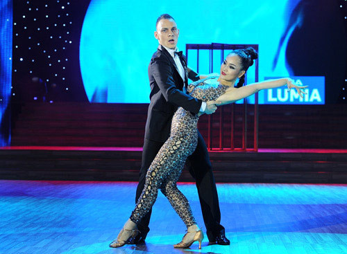 Lan Phương sexy nhưng vẫn đủ kín đáo trong bộ jupmsuit óng ánh